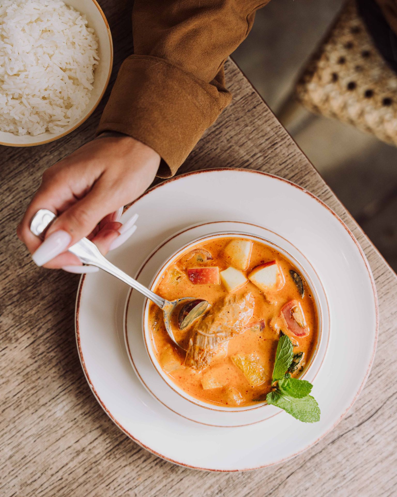 Rödcurry med ris serverad på Waan Thai